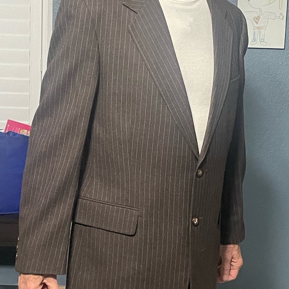 Brown with light gray pin stripes suit size 42R. FREE tie with coat - Picture 5 of 8